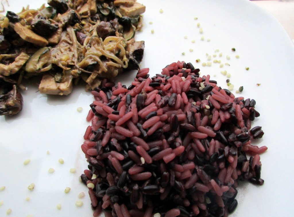 Vegane Gemüsepfanne mit schwarzem Reis | Veganes Rezept