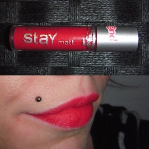 essence stay matt lip cream Farbe 04 Silky Red Erfahrungsbericht & Tragebilder