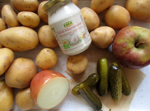 Zutaten für veganen Kartoffelsalat mit Mayonnaise